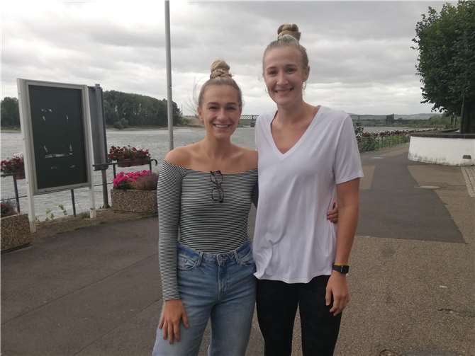 Der Spaziergang am Rheinufer von Engers sorgt für die beiden US-Girls für Ruhe und Entspannung.