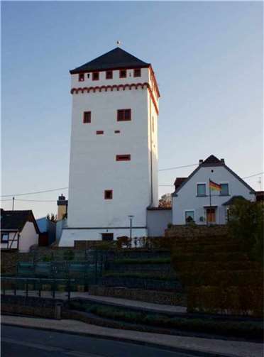 Der Spaziergang beginnt und endet am Weißen Turm.  Quelle: Stadt Weißenthurm