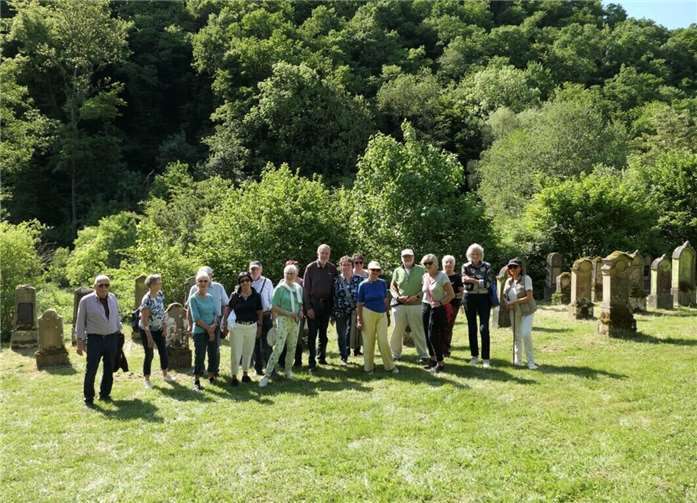 Der Spaziergang führte entlang des romantischen Ehrbachs zum jüdischen Friedhof. Foto: Walther Ermert