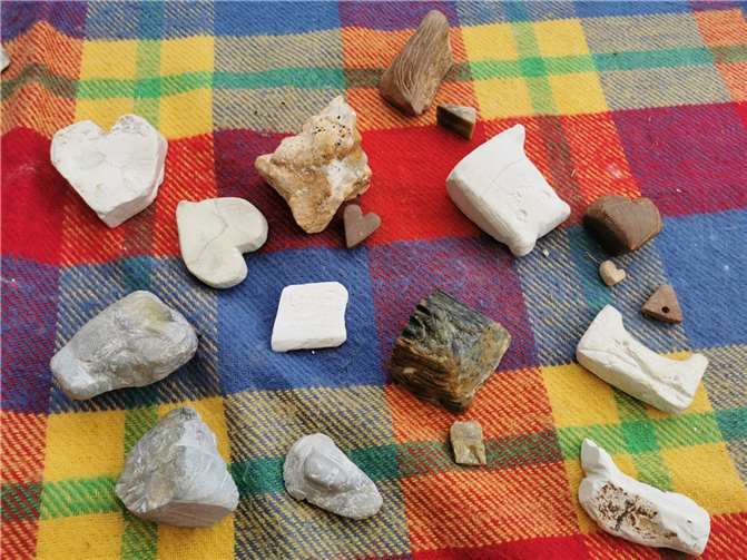 Der Speckstein ist ein Naturstein, der Weichheit und Stärke miteinander vereint und selbst für Kinder leicht zu bearbeiten ist.  Foto: Stommel-Stiftung