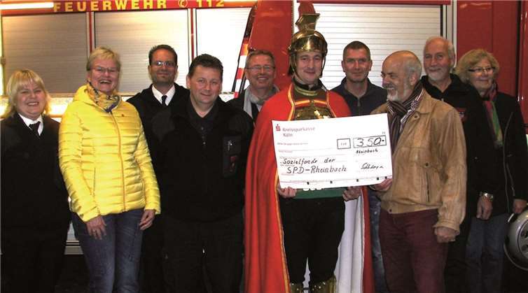 Der Spendencheck wurde übergeben (v.l.): Regina Esser, Donate Quadflieg, Thomas Knoch, Thomas Gundlach, Jürgen Spilles, Jürgen Esser als Sankt Martin, Rainer Girkens, Gert-Uwe Geerdts, Wilfried Orth und Brigitte Thiele-Schledorn.privat