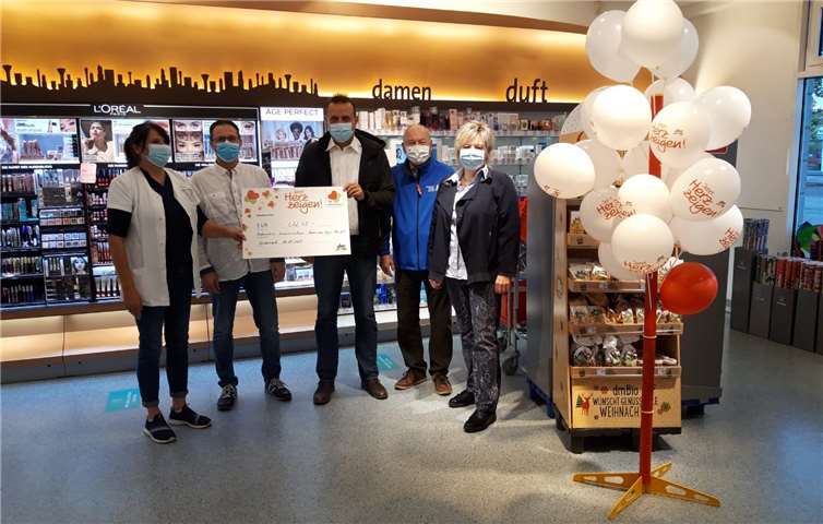 Der Spendencheck wurde von Mitarbeitenden des dm-Marktes Andernach überreicht. Foto: privat