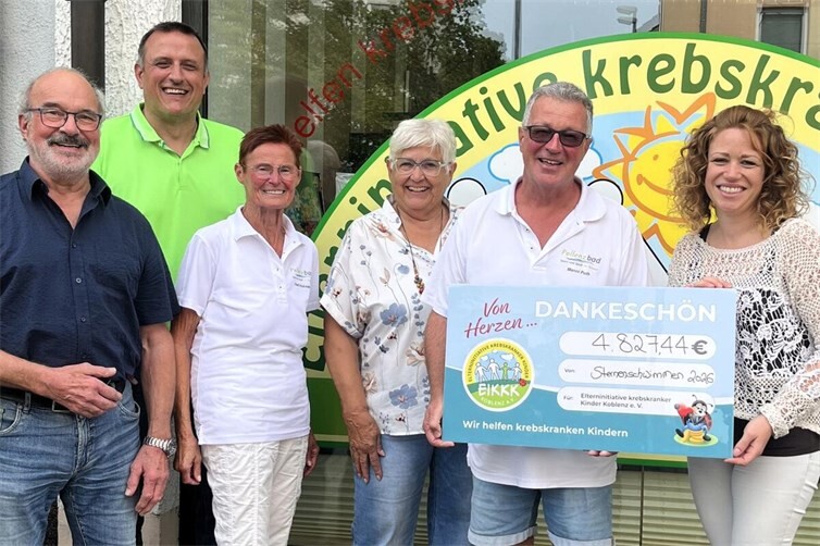 Der Spendenerlös des Sternenschwimmens im Freibad Pellenz von 4.827,44 Euro konnte jetzt in Koblenz an Tina Wahlen, Geschäftsführerin der Elterninitiative krebskranker Kinder Koblenz e. V., überreicht werden. Von links: Dieter Heßler, Peter Wilkes, Hedi Hickmann, Therese Eckhoff, Manni Puth und Tina Wahlen 