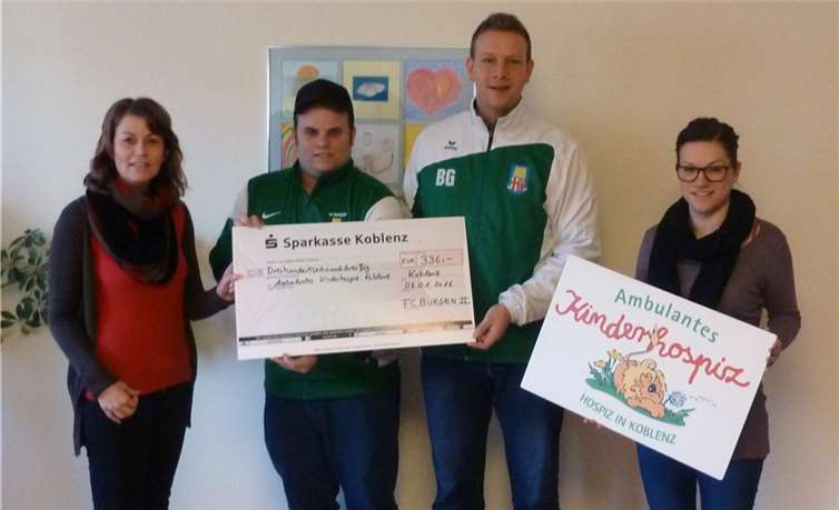 Der Spendenscheck an das Ambulante Kinder- und Jugendhospiz in Koblenz wird überreicht. Privat