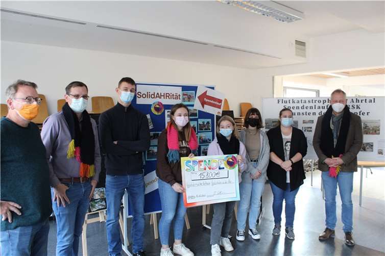 Der Spendenscheck geht auf die Reise: v.li. Ralf Breuer, Schulleiter Timo Lichtenthäler, Jule und Katharina, (alle Fr. v. Böselager Realschule Plus) Patrizia, Frau Großstück und Schulleiter Bodo Dobbertin (alle RS Plus auf der Karthause).Foto: privat