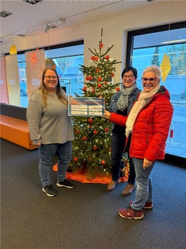 Der Spendenscheck wurde feierlich an die Caritas übergeben.  Foto: privat