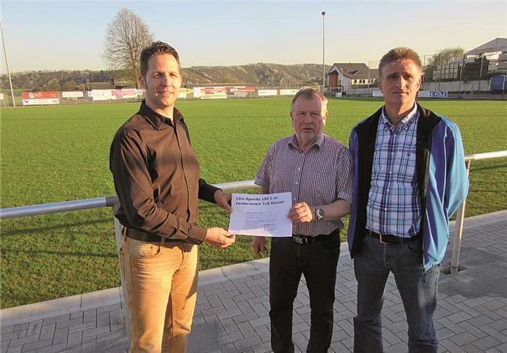 Der Spendenscheck wurde übergeben (v.l.n.r.): Stefan Schmutzler, H. P. Siewert und Werner Grosse. privat