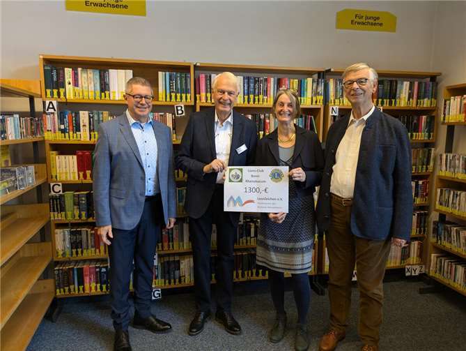 Spende statt Geschenke Der Spender Manfred Weizbauer, Büchereileiterin Franzis Steinhauer, der erste Vorsitzende der LeseZeichen, Christian Dürig sowie der erste Beigeordnete der Stadt Meckenheim, Hans Dieter Wirtz. Foto: privat