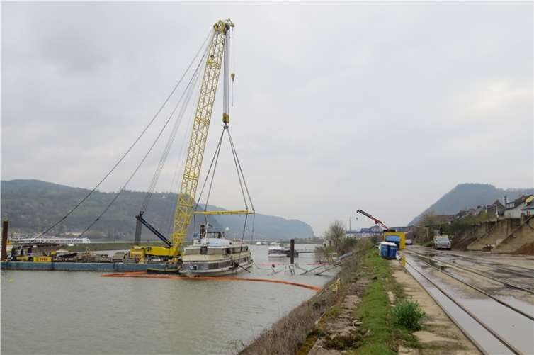 Havariertes Schiff im Brohler Hafen geborgen Der Spezialhaken des Hebekrans vor dem SchifDer Spezialhaken des Hebekrans vor dem Schiff