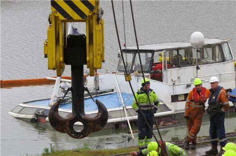 Havariertes Schiff im Brohler Hafen geborgen Der Spezialhaken des Hebekrans vor dem Schiff