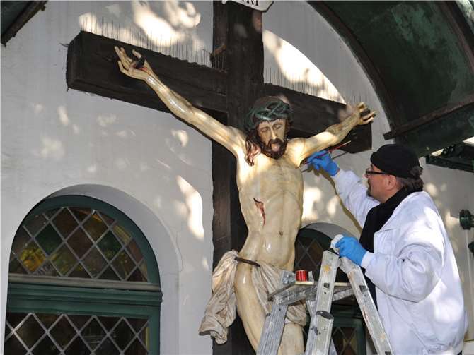 Der Spezialist Roland Gassert aus Wachtberg hat im Auftrag der Stadt das Marktkreuz aus dem 18. Jahrhundert restauriert.Foto: Stadt Andernach/Maurer