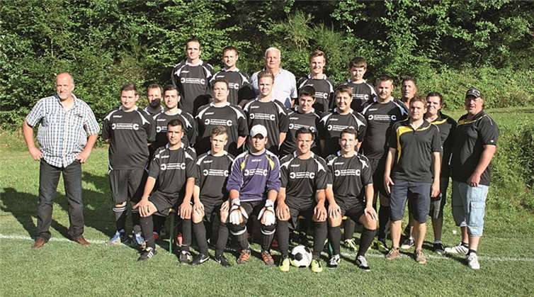 Der Spielerkader der zweiten Mannschaft des FC Rhenania Gönnersdorf für die Saison 2013/2014 mit Trikotsponsor Robert Werner in der neuen Spielkleidung. privat