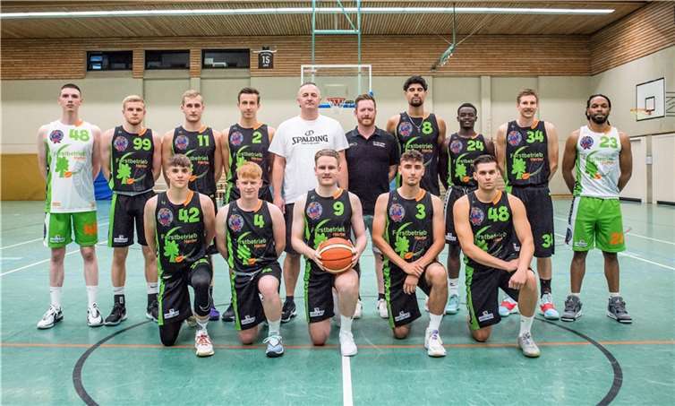 Der Spielerkader des TuS Treis-Karden in der Oberliga-Saison 2023/2023: Hinten von links nach rechts: Samuel Keusen, Leon Jungbluth, Louis Lenz, Felix Dauns, Trainer Emir Colan, Basketball-Abteilungsleiter Daniel Prehn, Norman Klima, Nelson Da Costa, Johannes von Ritter, Ameer Biddle; vorne von links nach rechts: Oliver Henrichs, Lennard Bohley, Alexander Zilles, Lukas Bleser und Mike Sharma. Quellen: TuS Treis-Karden