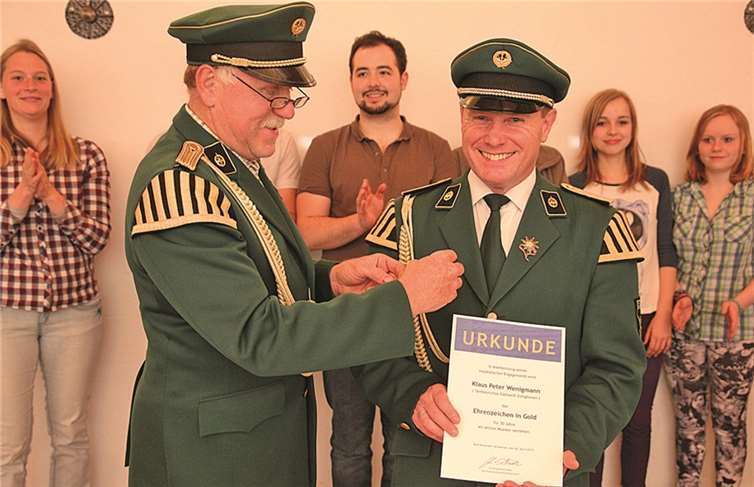 Der Spielkamerad Klaus-Peter Wenigmann (Becken) erhielt für seine 30-jährige Spielmannstreue die Goldene Anstecknadel aus der Hand des Präsidenten. privat
