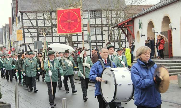 Der Spielmannszug 1902 Rheinbach begleitet die Rheinbacher Schützen nach der Heiligen Messe zur Schützenhalle.Stein