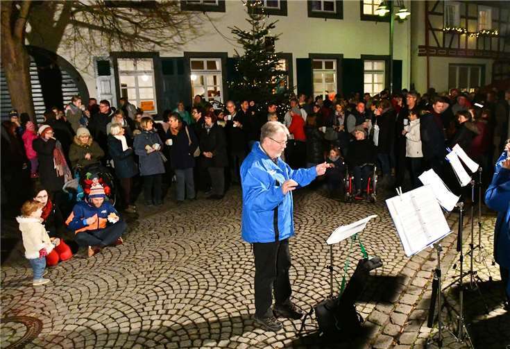 Der Spielmannszug Blau-Weiß auf dem Vorplatz des Pfarrheims.
