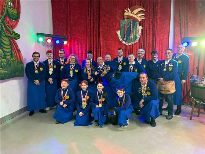 Der Spielmannszug Echo unter der Leitung des 1. Vorsitzenden, Ralf Büser, lud nach vierjähriger Coronapause zur traditionellen Echositzung ins Gerätehaus nach Niederdrees ein. Fotos: privat