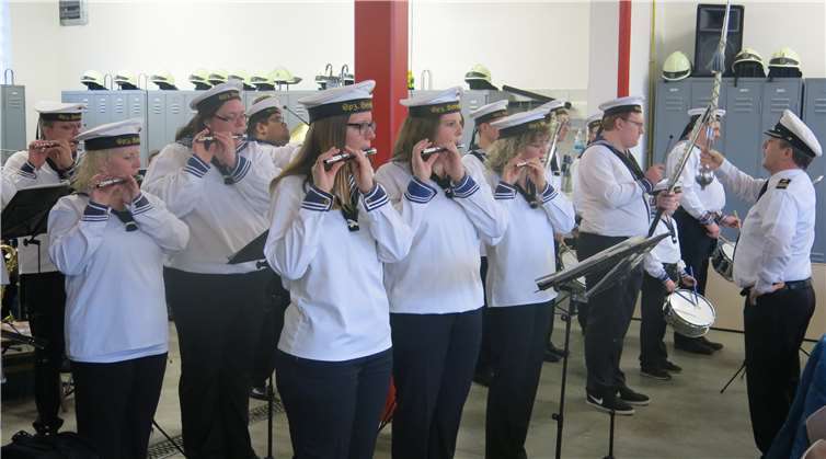 Der Spielmannszug Herschbach macht Stimmung. WR