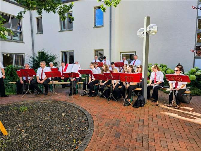 Der Spielmannszug Illerich bringt Freude ins Seniorenheim. Fotos: Seniorenheim Kaisersesch