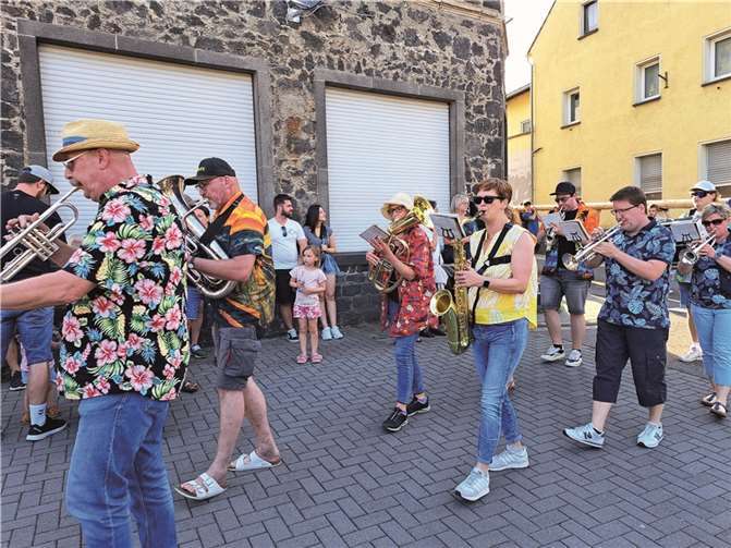Der Spielmannszug „In Treue Fest“ begleitete die Junggesellen zur Kirmesbaumaufstellung auf dem Dorfplatz.