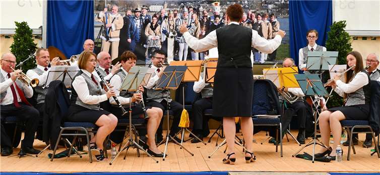 Der Spielmannszug „La Lyre“ aus der Sinziger Partnerstadt Hettange-Grande brachte gerne ein Geburtstagsständchen. Die Städtepartner zwischen den Kommunen im Rheinland und in Lothringen hat ihren Ursprung in der Freundschaft der beiden Musikvereine. Fotos: RASCH