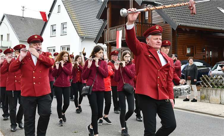 Der Spielmannszug Löhndorf gab mit schmissigen Klängen den Takt bei der Parade vor. Fotos: RASCH