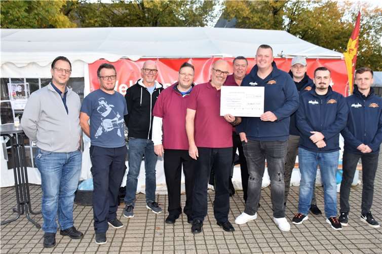 Der Spielmannszug Odendorf und der JGV Odendorf freuten sich über das tolle Ergebnis des Benefiz-Konzerts.Foto: Alfred Eich