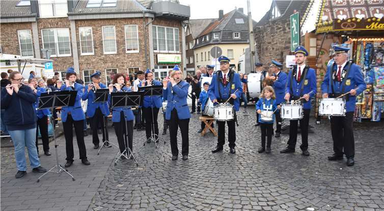 Bunter Spaß für Groß und Klein Der Spielmannszug Rheinbach unter Leitung von Holger Schneider,unterstütze mit ihrer Musik die Kirmeseröffnung.