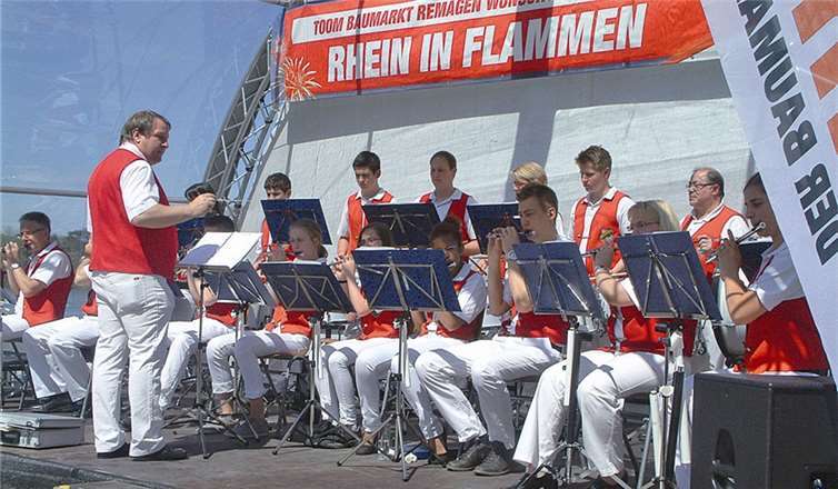 Der Spielmannszug Rheinklänge unterhielt mit traditioneller Spielmannszug. AB