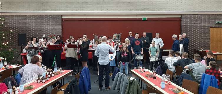 Der Spielmannszug beim Weihnachts-Medley. Fotos: Spielmannszug Dausenau