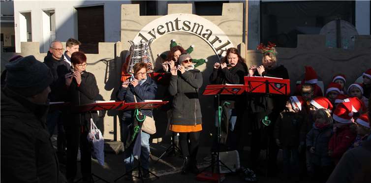 Der Spielmannszug der FFW Dausenau stimmte mit weihnachtlicher Musik auf die besinnliche Zeit ein. Fotos: MFU