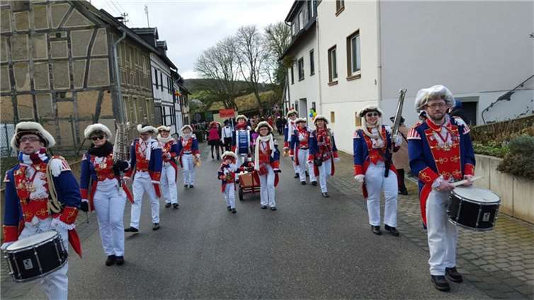 Der Spielmannszug der KG Bad Breisig ist jedes Jahr an Rosenmontag auch in Waldo...