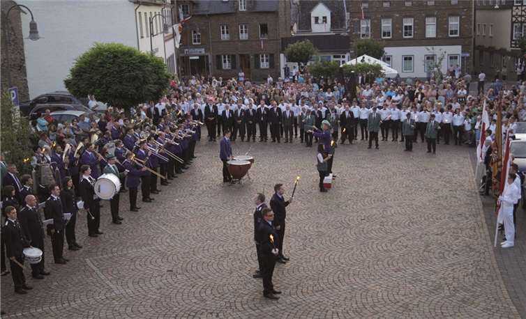 Der Spielmannszug und der Musikverein inszenierten mit Feuerwehr und Schützen gekonnt den Großen Zapfenstreich auf dem Marktplatz.