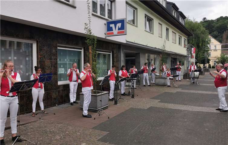 Der Spielmannszug zog durch die Straßen Remagens und verwöhnte die Gäste mit ihrer Musik. Foto: privat