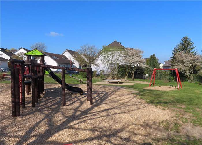 Der Spielplatz am Theodor-Heuss-Ring erstrahlt vor allem durch die Errichtung eines neuen Großspielgerätes mit Viereckturm, Hangelbrücke, Netzkletterwand, Kletterstiege, Wackelsteg, Leiter, Rampe und Rutsche in neuem Glanz. Foto: privat
