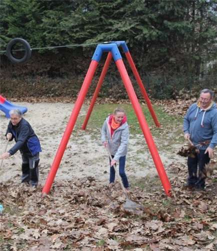 Der Spielplatz im Oberdorf wird vom Laub befreit.