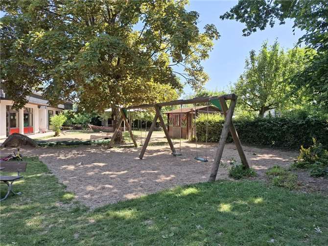 Der Spielplatz in Landkern bietet viel Raum zum Toben.  Foto: privat