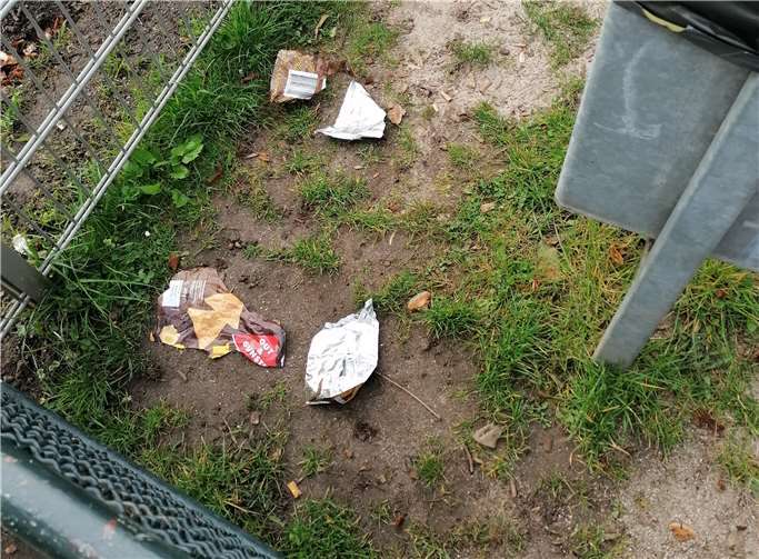 Der Spielplatz wurde mehrfach zugemüllt und beschädigt. Foto: privat