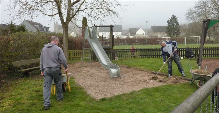 Der Spielplatz wurde von den ehrenamtlichen Helfern gereinigt und instand gesetzt. Fotos: privat