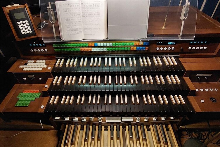 Der Spieltisch der Walcker-Orgel von St. Peter Sinzig