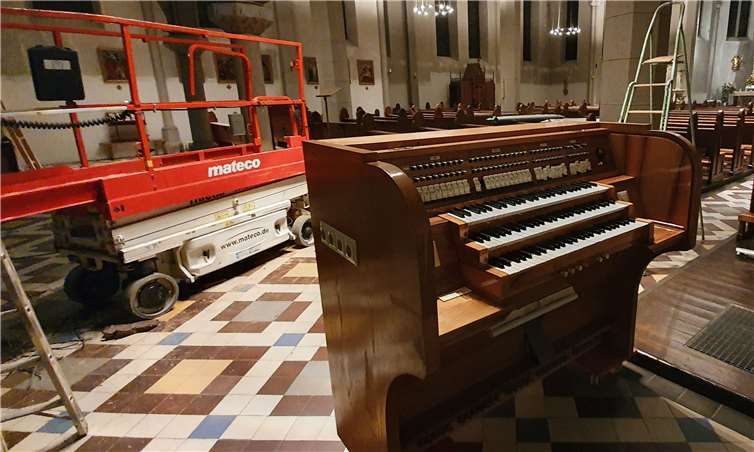 Orgel-Neubau braucht noch viele Paten Der Spieltisch der alten Orgel beim Abbau. Fotos: privat