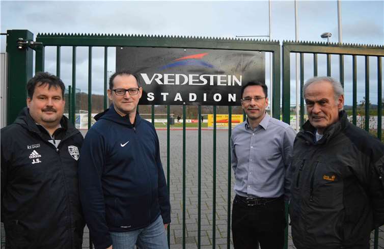 Der Sponsor Druckwerk KS Sport, Klaus Süßmeyer (2.v.l.), und die Organisatoren des SC Vallendar Rolf Stein (re.), Guido Mohr (2.v.re.), Jochem Stein (li.), freuen sich schon jetzt auf einen tollen EM Tag in Vallendar. privat