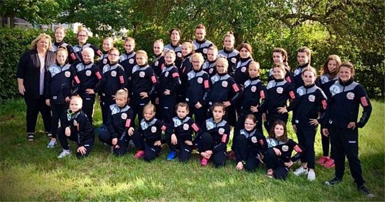 Der Sponsor ließ es sich nicht nehmen, die Mädchen mit neuen Trikots auszustatten. Foto: privat