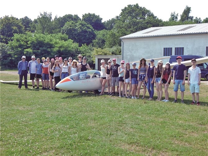Der Sport-Leistungskurs des ARE-Gymnasiums vor dem Duo Discus T des LV Mönchsheide.Bernd Fischer