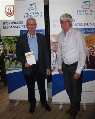 Der Sportabzeichenabnehmer der Spvgg. Cochem, Matthias Klinkner (rechts) gratuliert Gerold Laux (links) zu seiner Ehrung durch den Sportbund Rheinland.  Foto: privat
