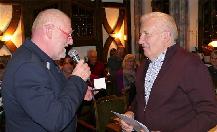 Der Sportkreisvorsitzenden Edwin Scheid verlieh dem Vorsitzenden des SV Müden, Walter Heinzen, den Ehrenbrief des Sportbundes für sein Lebenswerk.