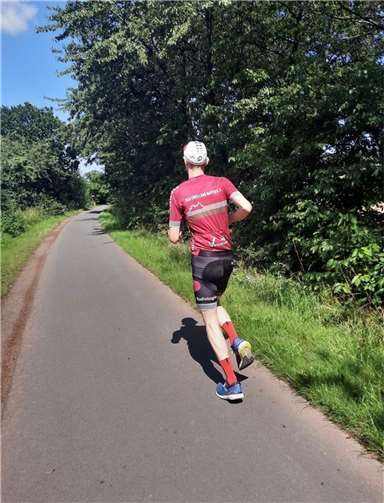 Der Sportler beim Koppellauf nach dem Radtraining.