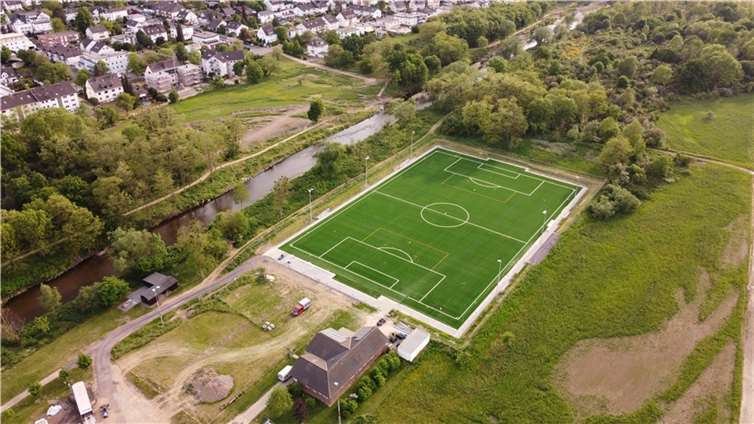 Ab heute: Kunstrasenplatz in Bad Bodendorf wieder nutzbar Der Sportplatz aus der Vogelperspektive. Foto: Fabian Liedke