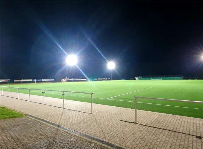 Der Sportplatz ist mit dem modernen Flutlicht jetzt ideal ausgeleuchtet.Foto: WITE