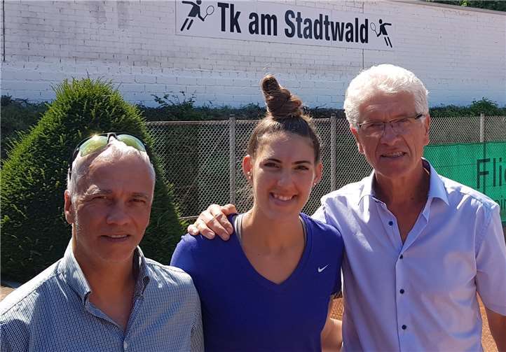 Der Sportwart Dirk Melchior, die Turnierleiterin Ivon Simic und der Tk-Vorsitzende Wolf-Ulrich Scherhag (v.l.) freuen sich über ein spannendes Turnier. Foto: privat